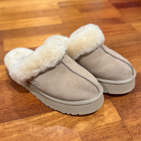 UGG Like-New Women's Shearling Slippers | Disquette | Sand | Size 9 - Picture 7 of 11
